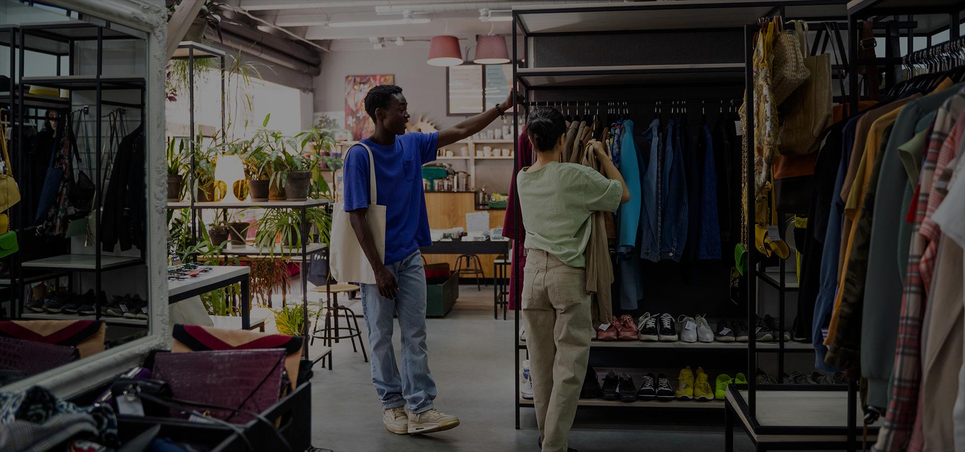 Clientes em uma loja de roupas