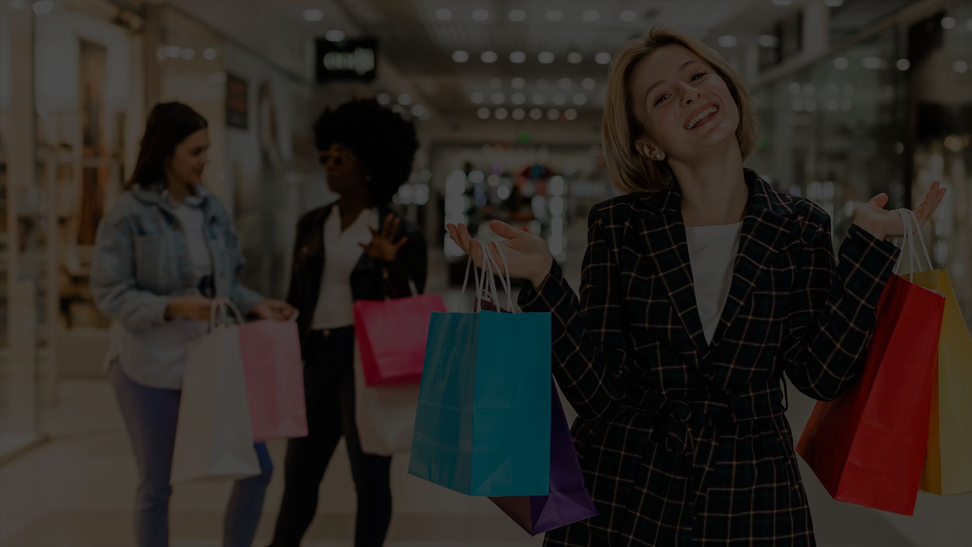 Mulher feliz com sacolas de compras em uma loja